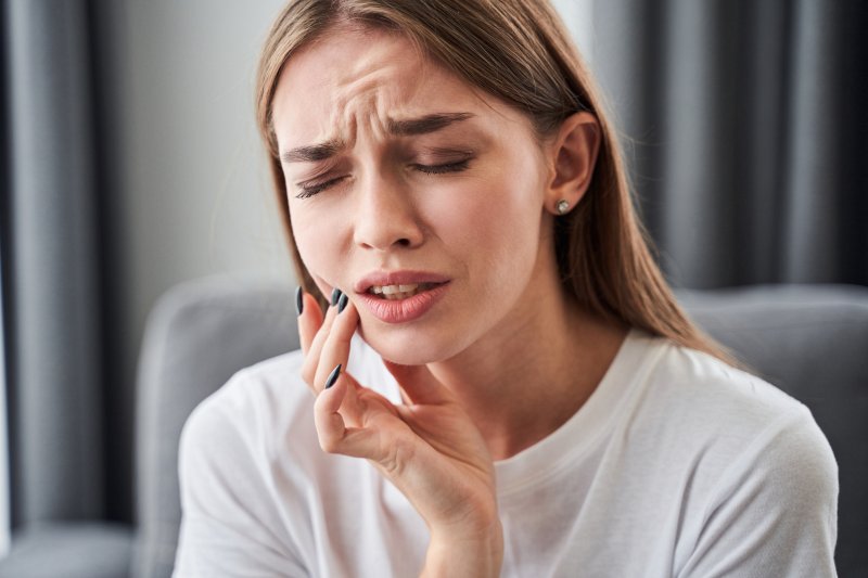 woman having a dental emergency in New York